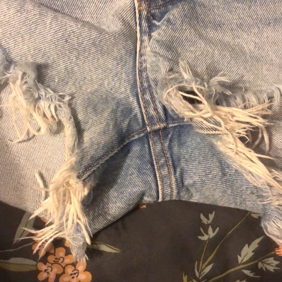 1. AGOLDE Parker Vintage Cutoff Shorts in Swapmeet - Picture 16 of 16